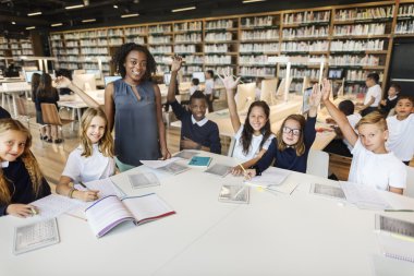 Kitaplığı'nda okuyan çocuk