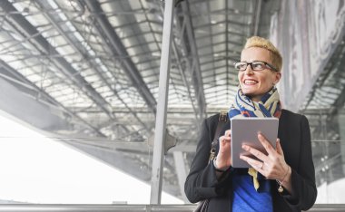 İşkadını dijital cihaz ile