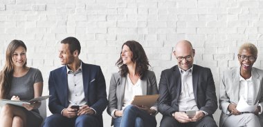 Oturan iş adamları