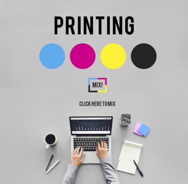 baskı ile masa üstünde laptop