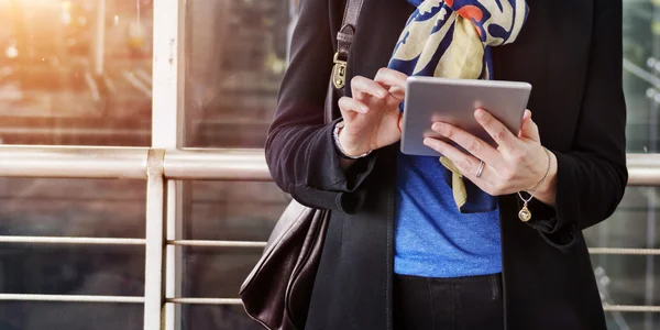 Zakenvrouw met digitaal apparaat — Stockfoto