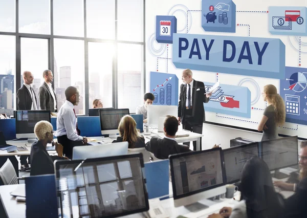 Бізнесмени працюють і платять день — стокове фото
