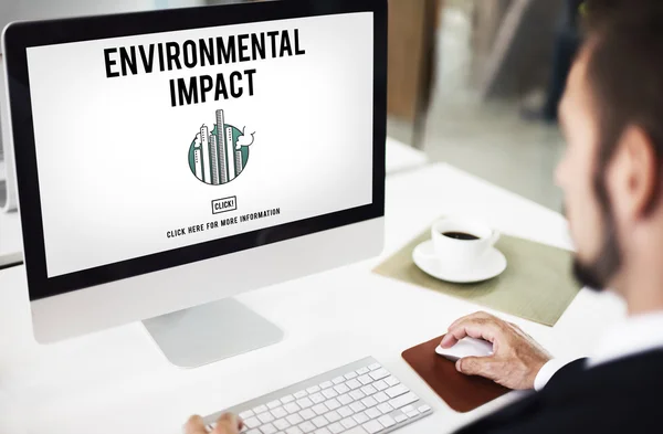 Monitor de ordenador con impacto ambiental — Foto de Stock