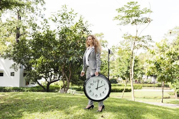 Mujer de negocios con reloj Concepto — Foto de Stock