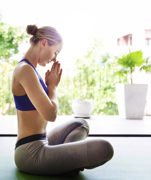 Donna che pratica Pose Yoga — Foto Stock