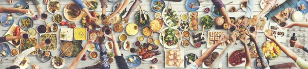 Vrienden eten voor grote tafel — Stockfoto