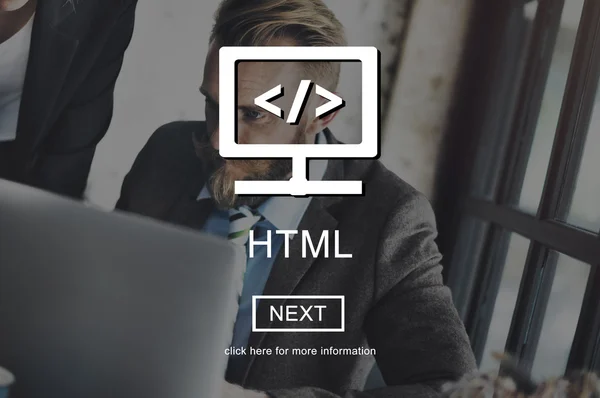 Бизнесмен работает над ноутбуком и HTML-кодом — стоковое фото