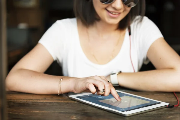 Mujer escuchando música — Foto de Stock