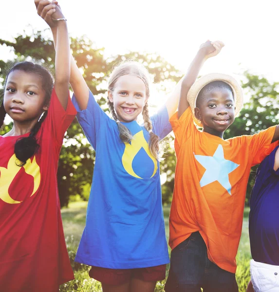 Multiethnische Kinder im Freien — Stockfoto