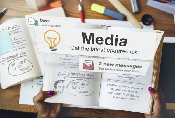 Vrouw bedrijf boek met media — Stockfoto