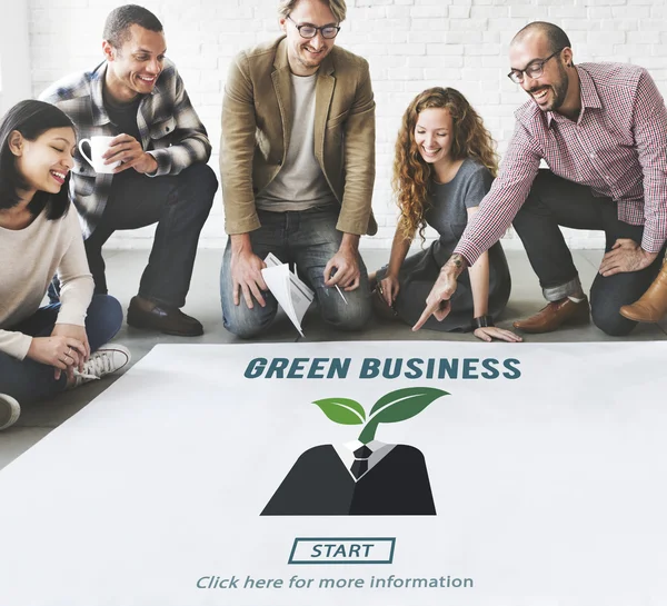 Diseñadores que trabajan con póster y negocio verde —  Fotos de Stock