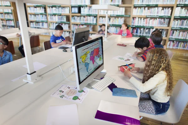 Niños en el aula de informática — Foto de Stock