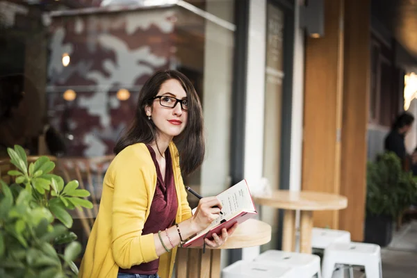 Mujer leyendo y estudiando — Foto de Stock