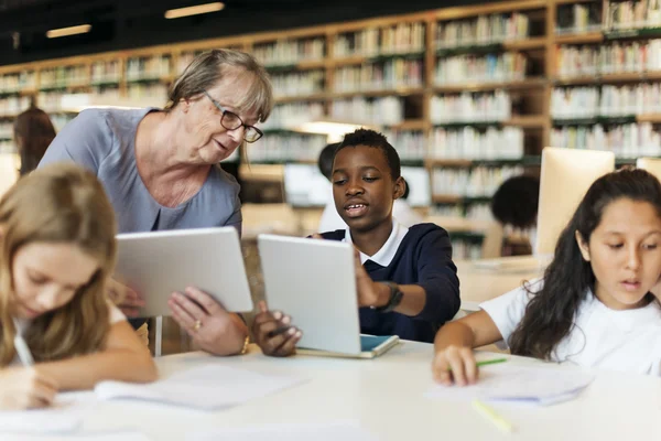 Élèves à l'école ayant des leçons — Photo