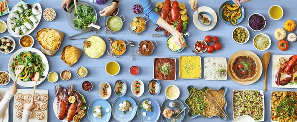 Freunde essen für großen Tisch — Stockfoto