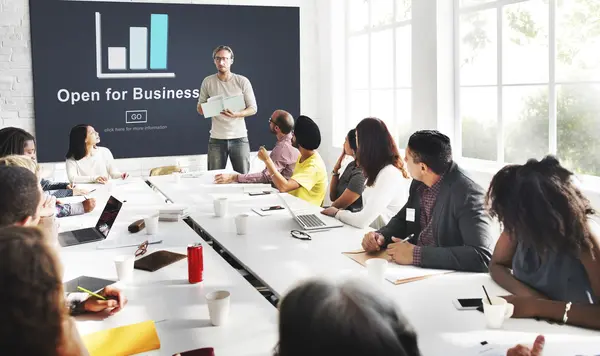 Geschäftsleute im Büro — Stockfoto