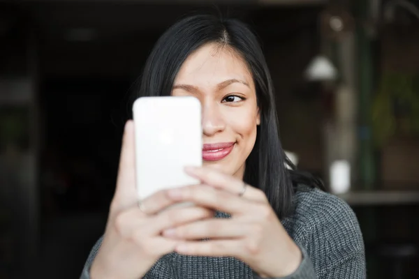 Mulher asiática com dispositivo digital — Fotografia de Stock