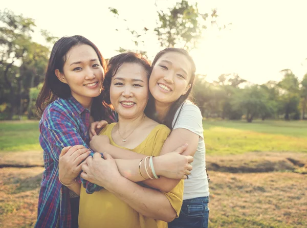 Mutter und entzückende Töchter — Stockfoto