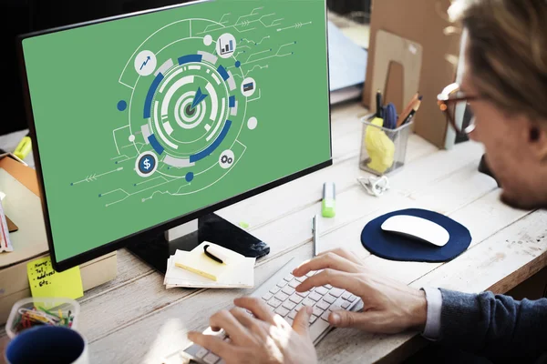 Hombre de negocios en la oficina trabajando con la computadora — Foto de Stock