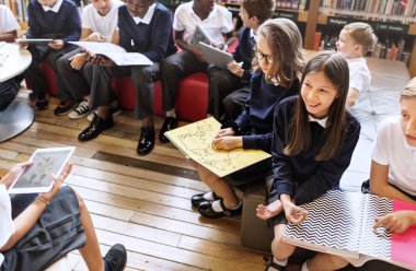 kitaplar kütüphane sınıf ile okul