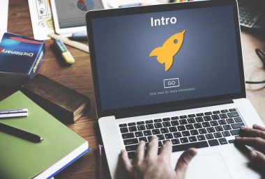  Onun iş yerinde dizüstü bilgisayar kullanan adam işlem çalışma 