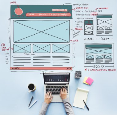 Laptop tasarım web sayfası ile masada