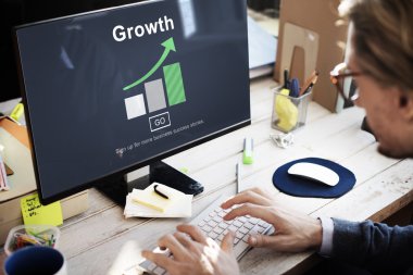 Ofisteki işadamı bilgisayarla çalışıyor