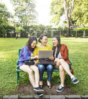  Anne ve çok güzel kızları