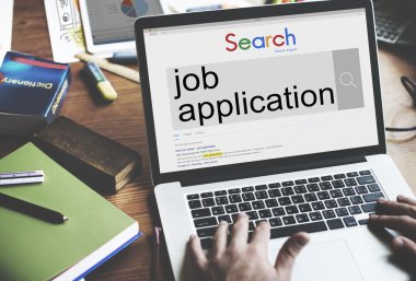  Onun iş yerinde dizüstü bilgisayar kullanan adam işlem çalışma 