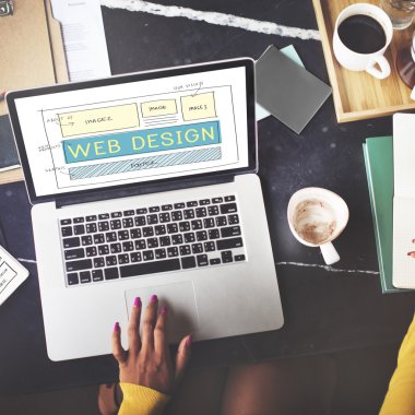 Onu iş yerinde dizüstü bilgisayar kullanan kadın 