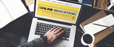  Onun iş yerinde dizüstü bilgisayar kullanan adam işlem çalışma 