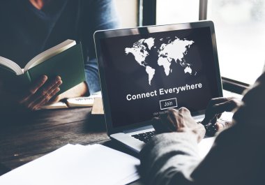her yerde bilgisayar monitöründe bağlanmak