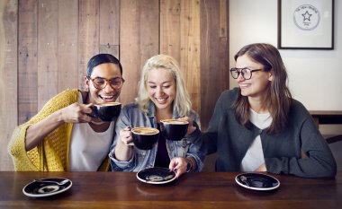 Arkadaşlar kahve içiyor.