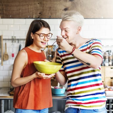 Genç çift hazırlamak ve yemek yemek