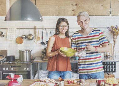Genç çift hazırlamak ve yemek yemek