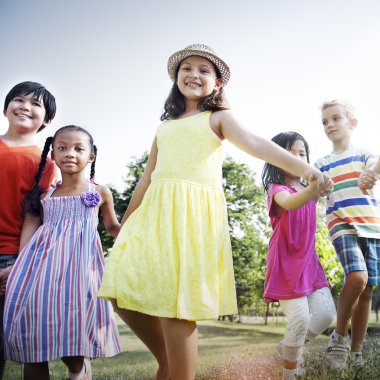 Çocuklar dışarıda oynuyor.