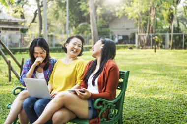  Anne ve çok güzel kızları