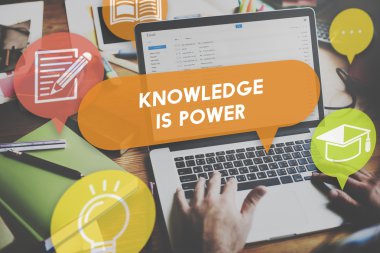  Onun iş yerinde dizüstü bilgisayar kullanan adam işlem çalışma 