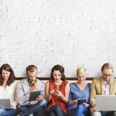 insanlar çeşitli dijital cihazlar ile oturmak