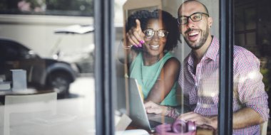 Kadın ve erkek çalışıyor