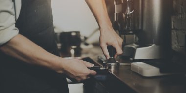Barista kahve yapıyor makine 