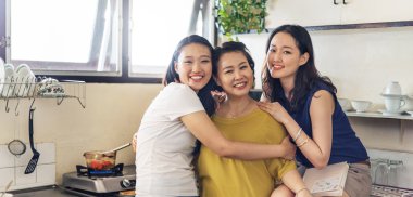  Anne ve çok güzel kızları