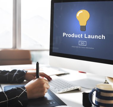 Ürün lansmanı ile bilgisayar kullanan adam