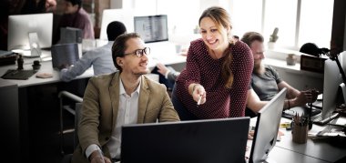 Ofiste çalışan iş adamları