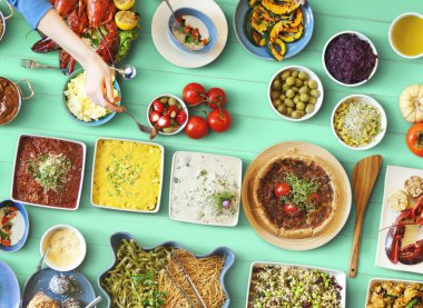 arkadaşlar büyük tablo için yemek