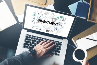  Onun iş yerinde dizüstü bilgisayar kullanan adam