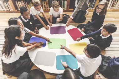 Kitaplığı'nda okuyan çocuk