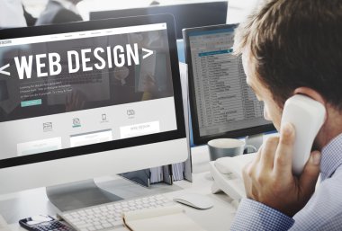 Bilgisayar kullanan adam