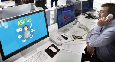 Bilgisayarda çalışan iş adamı