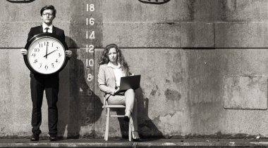 İş adamları ile saat kavramı 